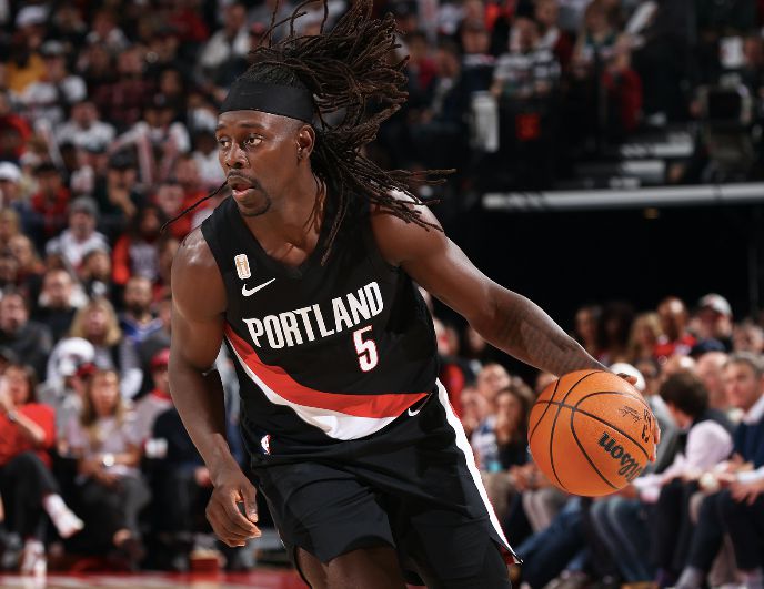 霍勒迪&卡马拉半场命中6三分球，协助开拓者咬住赛果分